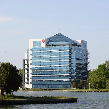 Ramada By Wyndham Готель 4*